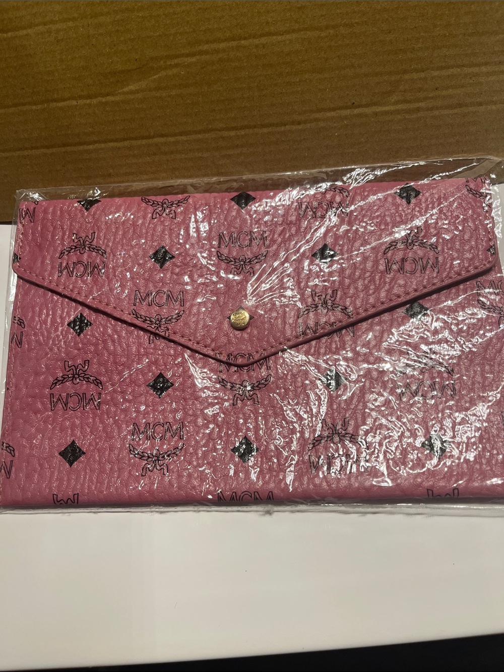 New MCM Beautiful Pink Logo Envelope Pouch with Gold Snap - Picture 2 of 3